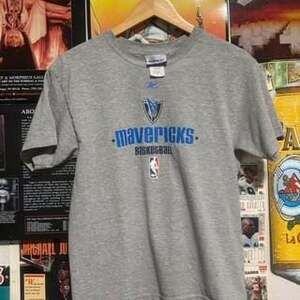 Vintage Reebok Dallas Mavericks NBA T-Shirt, Gray, Men's Large